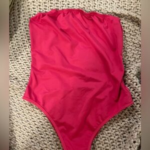 HOT PINK STRAPLESS BODY SUIT🩷